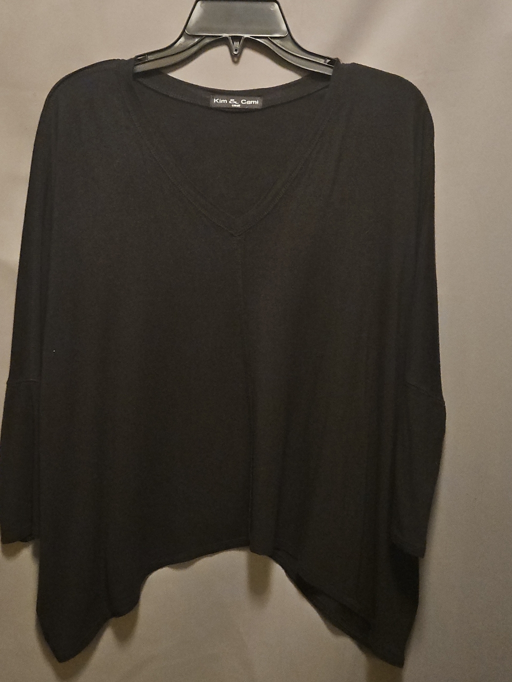 Kim & Cami Tshirt Womens Sz Small Black V-Neck with Front Seam Detail